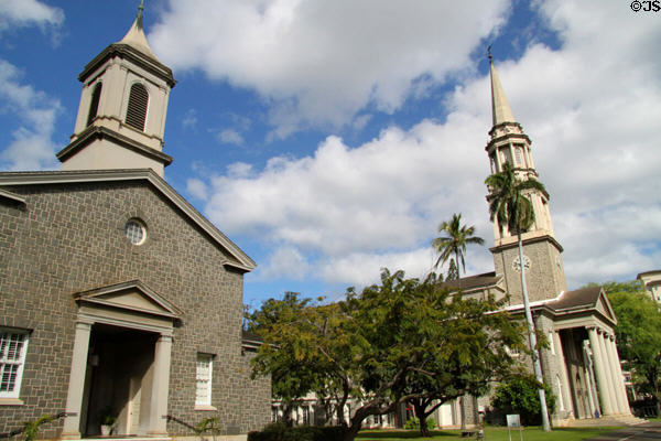 Central Union Church Atherton Chapel (1949) by Mark Potter with Sanctuary Building (1924) by Ralph Adams Cram beyond (1660 South Beretania St.). Honolulu, HI. Style: Colonial Revival.