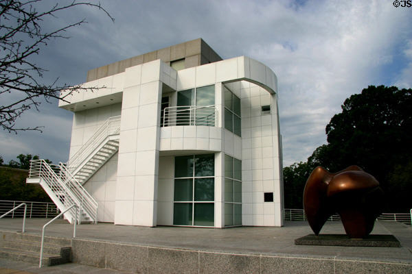 Third Des Moines Art Center building (1984). Des Moines, IA. Architect: Richard Meier.