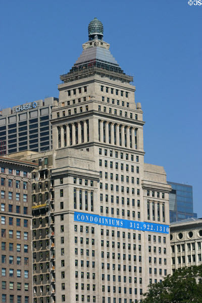 Metropolitan Tower (1924) (30 floors) (310 South Michigan Ave.) (former Britannica Center, Continental National Insurance Company, Straus Building). Chicago, IL. Architect: Graham, Anderson, Probst & White.