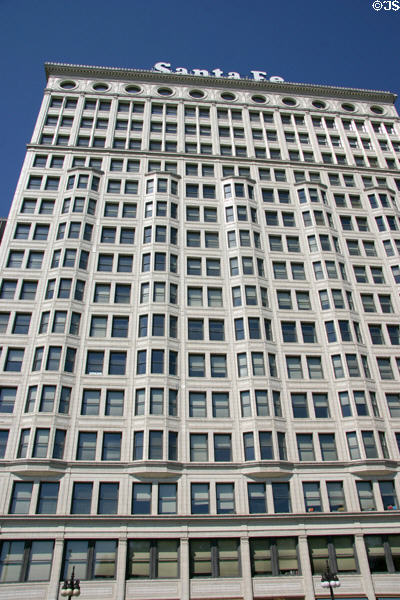 White terra cotta facade with bay windows of Santa Fe Building. Chicago, IL.