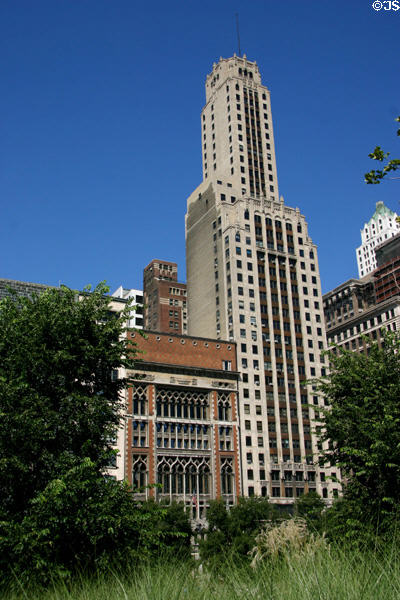 Willoughby Tower (1929) (38 floors) (8 South Michigan Ave.) beside Chicago Athletic Association building. Chicago, IL. Architect: Samuel N. Crowen & Assoc..