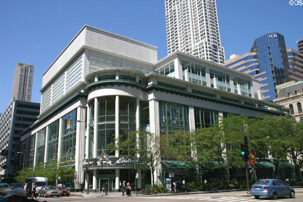 New building (1995) of Westfield North Bridge shopping mall (600 North Michigan Ave.). Chicago, IL.