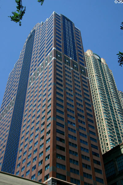 City Place (1990) (40 floors) (676 North Michigan Ave.). Chicago, IL. Architect: Loebl, Schlossman & Hackl.