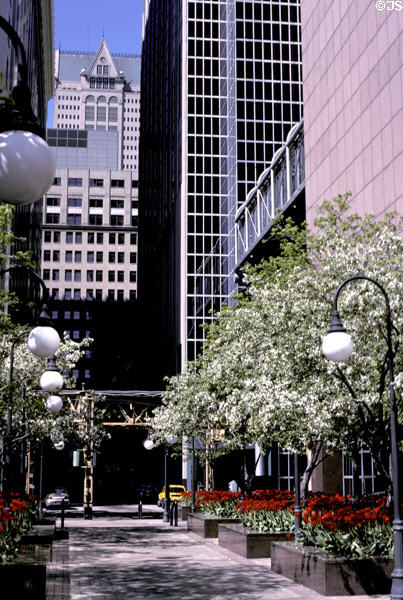 One Financial Place (1985) (39 floors) (440 South LaSalle St.). Chicago, IL. Architect: Lucien Lagrange of Skidmore, Owings & Merrill LLP.