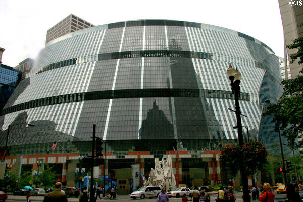 James R. Thompson Center (former State of Illinois Center) (1985) (17 floors) (100 West Randolph St.). Chicago, IL. Architect: Murphy/Jahn Architects.