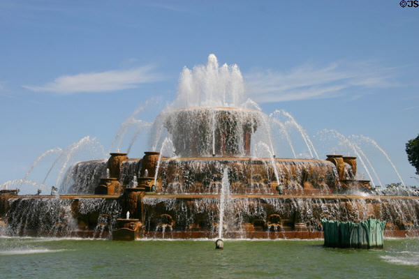 Buckingham Fountain (1927) in Grant Park. Chicago, IL. Architect: Edward H. Bennett of Bennett, Parsons & Frost + Jacques Lambert.