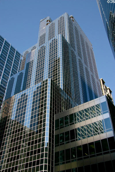 1 South Wacker Drive (1982) (40 floors). Chicago, IL. Architect: Murphy/Jahn Architects.