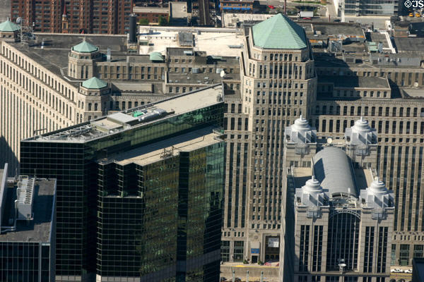 Merchandise Mart (1931) (25 floors) by Graham, Anderson, Probst & White behind green 333 Wacker Drive (1983) (36 floors) & arched-roof 225 West Wacker (1989) (28 floors) both by Kohn Pedersen Fox Assoc. + Perkins & Will. Chicago, IL.