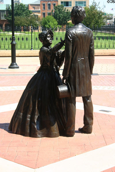 Statue of Abe & Mary Lincoln (2004) by Larry Anderson outside Old State Capitol. Springfield, IL.