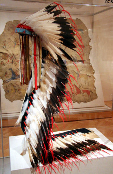 Cheyenne eagle feather war bonnet (c1890) at Art Institute of Chicago. Chicago, IL.