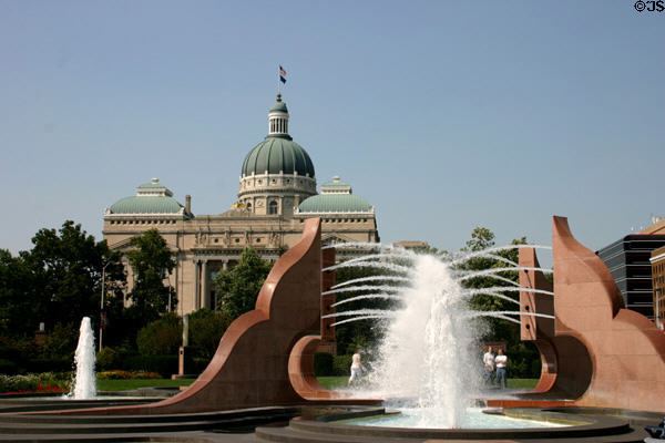 Fountain & State Capitol. Indianapolis, IN.