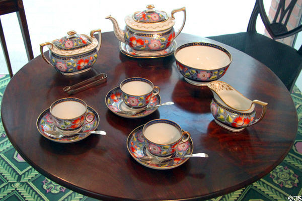 Tilt-top tea table (c1770) from Salem area with English New Hall China tea set (1815) at Peabody Essex Museum. Salem, MA.