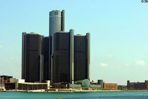 Renaissance Center (1977) has four 39-floor towers around a 70-floor central tower plus two 21-floor buildings. Detroit, MI. Architect: John Portman & Assoc..