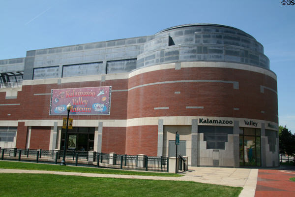 Kalamazoo Valley Museum (1996) (230 N. Rose St.). Kalamazoo, MI. Architect: E. Verner Johnson.