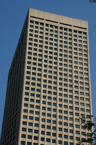 33 South Sixth Street (1982) (52 floors). Minneapolis, MN. Architect: Skidmore, Owings & Merrill (Denver).