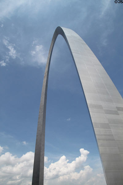 Gateway Arch of Jefferson National Expansion Memorial (1963-5) (630 ft /192 m) on Mississippi River. St. Louis, MO. Architect: Eero Saarinen. On National Register.
