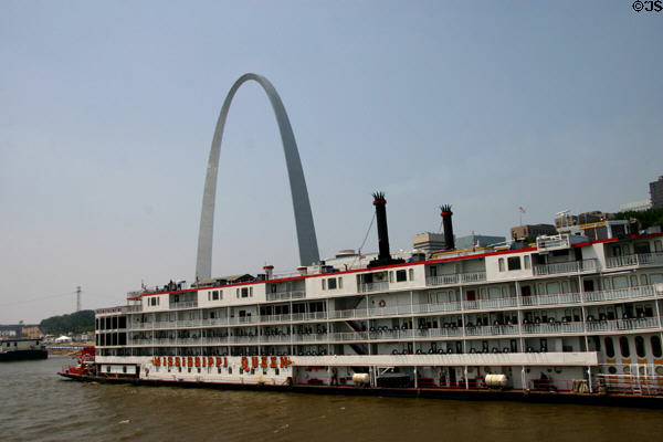Mississippi Queen riverboat & Gateway Arch. St Louis, MO.