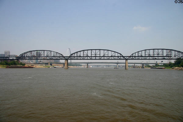 MacArthur Bridge (1909-17) (197m / 647ft) over Mississippi River has truss rail & former road bridge. St Louis, MO.