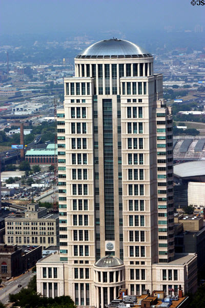 Thomas F. Eagleton Courthouse (1994) (28 floors) (111 South 10th St.). St Louis, MO. Style: Postmodern. Architect: Hellmuth, Obata & Kassabaum.