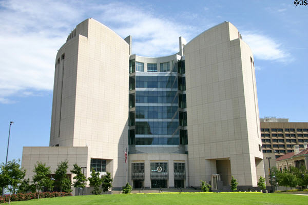 Charles Evans Whitaker Federal Courthouse (1996-2000) (11 floors) (400 East 9th St.). Kansas City, MO. Architect: Ellerbe Becket, Inc. + ASAI Architecture.