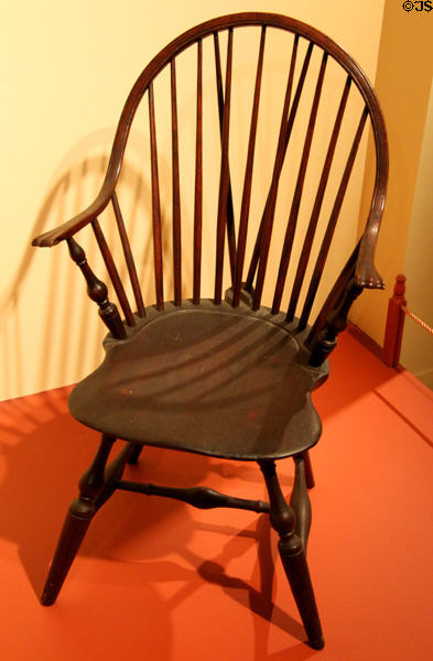 American continuous bow Windsor armchair (c1790) in style of New York City at Memorial Art Gallery. Rochester, NY.