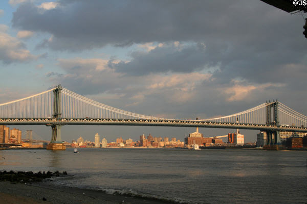 Manhattan Bridge (1909) (2,089m) (across East River from Manhattan to Brooklyn). New York, NY. Architect: Ralph Modjeski.