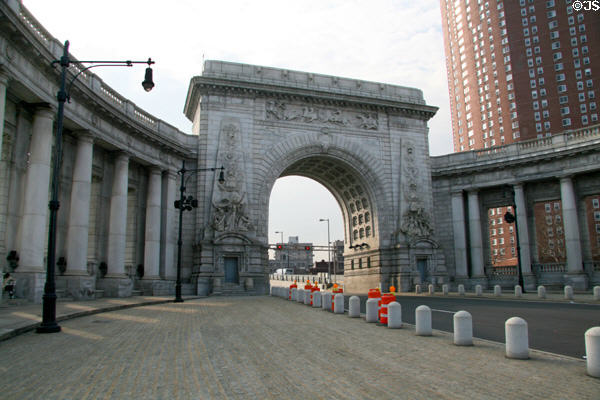 Manhattan Bridge Arch & Colonnade (1915) at west end of Canal St. New York, NY. Architect: Carrere & Hastings. On National Register.