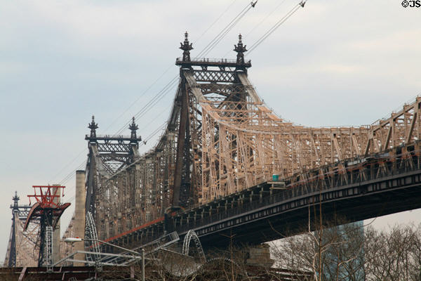 Queensboro (59th St.) Bridge (1909) (1,135m) (across East River from Manhattan to Long Island City via Roosevelt Island). New York, NY. Architect: Gustav Lindenthal with Leffert L. Buck & Henry Hornbostel.