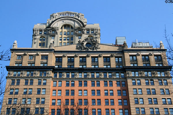Arched Whitehall Building Annex (1911) (31 floors) over upper floors of Whitehall Building (1900) off Battery Park. New York, NY. Architect: Clinton & Russell.