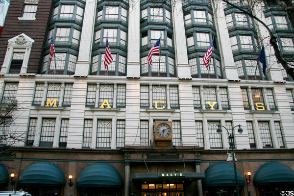 Macy's Department Store (1901) on Herald Square. New York, NY. Architect: DeLemos & Cordes.