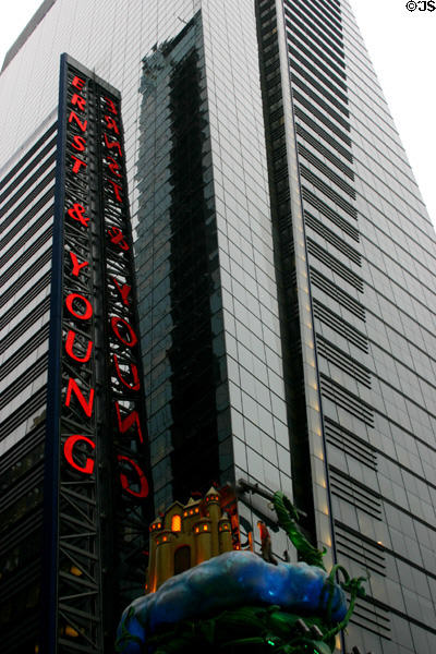 5 Times Square (Ernst & Young building) (2002) (40 floors). New York, NY. Architect: Kohn Pedersen Fox Assoc. PC.