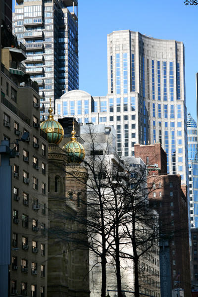 Streetscape up Lexington Ave. with concave 135 E 57th (1987) (31 floors) over Central Synagogue. New York, NY. Style: Post-Modern. Architect: Kohn Pedersen Fox.