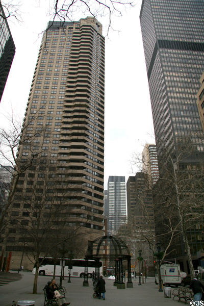 Dag Hammarskjold Tower (1982) (240 East 47th Street at 2nd Ave.) (43 floors) beside One Dag Hammarskjold Plaza. New York, NY. Architect: Gruzen Partnership.