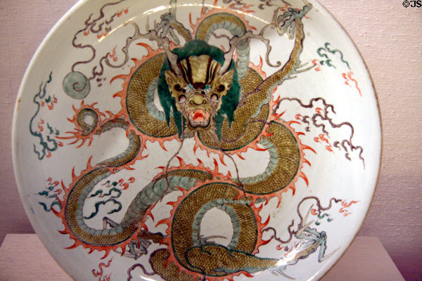 Chinese Qing dynasty porcelain plate (late 17thC- 1st half 18thC) at Metropolitan Museum of Art. New York, NY.