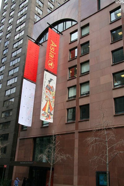 Asia Society Museum (1981) (725 Park Ave. at East 70th St.). New York, NY. Architect: Edwards Larrabee Barnes Assoc..