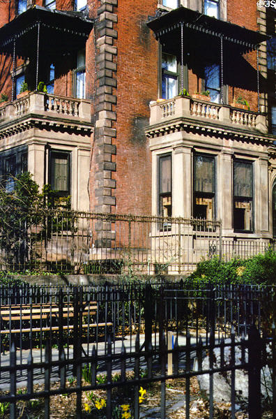 Brownstone (2 Pierre Pont Place, Brooklyn Heights) at site of George Washington's headquarters for Battle of Long Island in Aug. 1776. New York, NY.