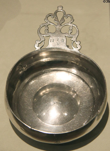 Silver porringer with keyhole pattern handle (c1760) by Paul Revere Jr. of Boston at Metropolitan Museum of Art. New York, NY.