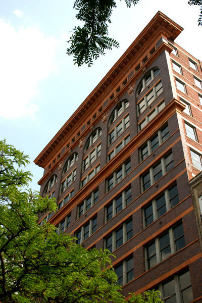 Building on 4th near Elm St. Cincinnati, OH. Style: Italianate.