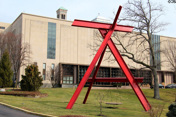 Adams-Emery wing (1965) of Cincinnati Art Museum with sculpture. Cincinnati, OH.