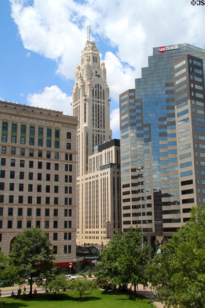 One Columbus Center (1987) (10 W. Broad St.) (26 floors) by NBBJ to right of Huntington Bank, & LeVeque Towers. Columbus, OH.
