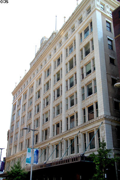 The May Company Building (1914) (8 floors) (158 Euclid Ave.). Cleveland, OH. Architect: Graham, Anderson, Probst & White + Graham, Burnham, & Co.. On National Register.