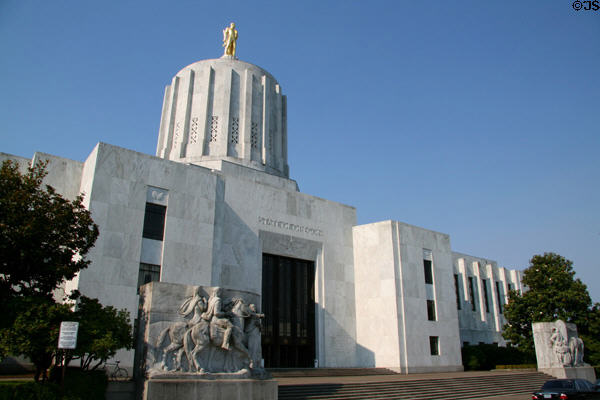 Oregon State Capitol (1938) (53m / 173ft) (900 Court Street NE). Salem, OR. Style: Art Deco. Architect: Francis Keally of Trowbridge & Livingston. On National Register.