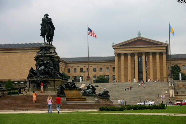 Philadelphia Museum of Art & Washington Equestrian Monument. Philadelphia, PA.