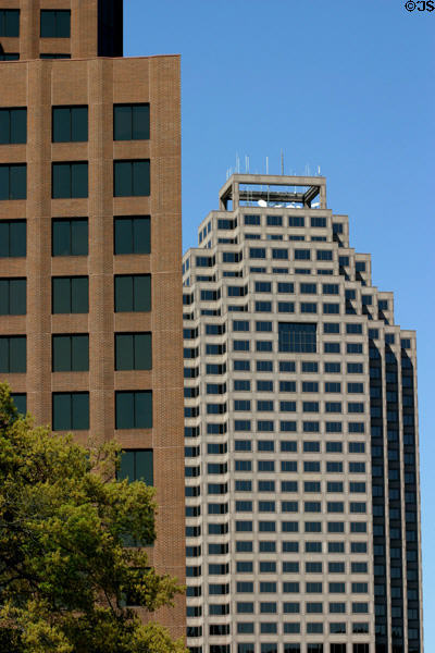 Weston Centre (1989) (30 floors) (112 East Pecan St.) with square frame on crown. San Antonio, TX. Architect: Cambridge Seven Assoc..