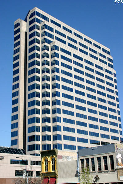 301 Congress Avenue (1986) (22 floors) (301 Congress Ave.) with glass roof. Austin, TX. Architect: Hlyton Dey.