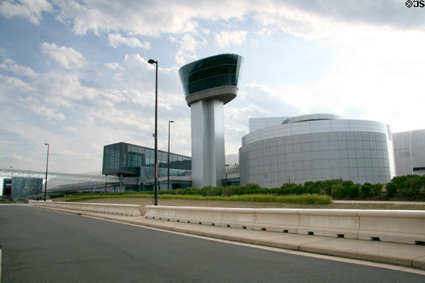 National Air & Space Museum, Udvar-Hazy Center (2003). Chantilly, VA. Architect: Hellmuth, Obata & Kassabaum.