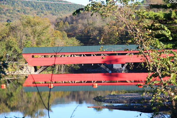 Taftsville covered bridge (1836) over Ottaquechee River. Woodstock, VT.
