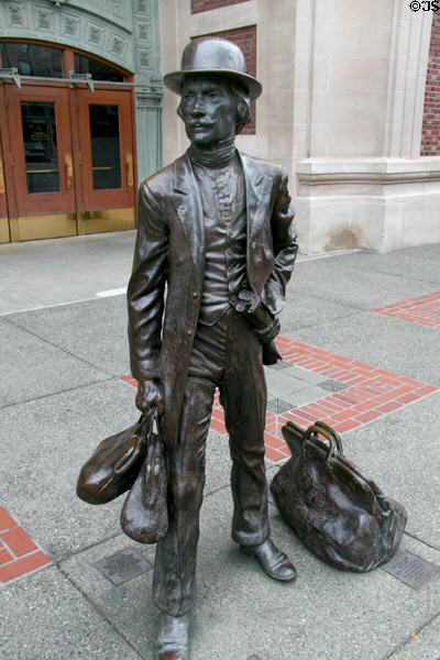 Sculpture of arriving settler at Tacoma Union Station. Tacoma, WA.