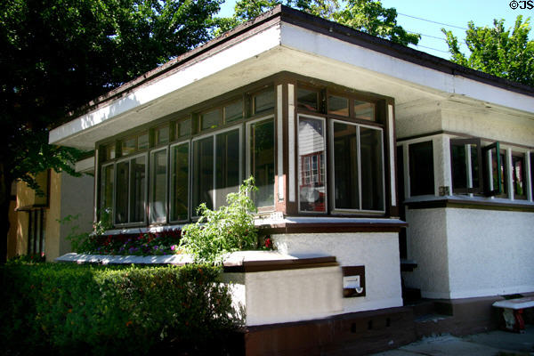 Richards Small House (1916) (2714 West Burnham Blvd.). Milwaukee, WI. Architect: Frank Lloyd Wright.