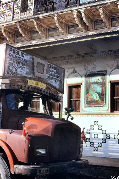 Decorated truck in front of decorated haveli near Mandawa. India.